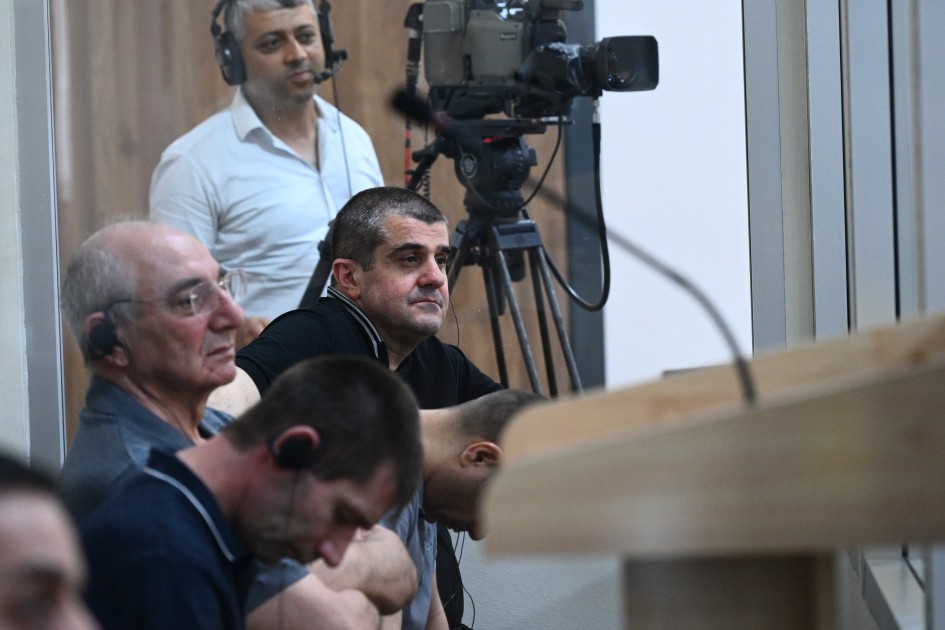 Rus və erməni dillərində sözləri təkrarlamadığına görə ayağından güllələnib (MƏHKƏMƏ)
