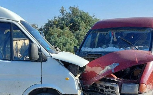 Göygöldə iki mikroavtobus toqquşdu Göygöldə iki mikroavtobus toqquşdu