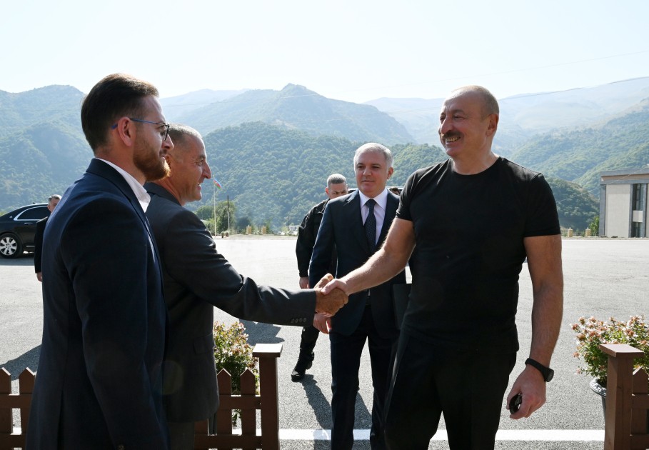 Bilirsən, mən balınızı da təbliğ edirəm - Prezidentlə Kəlbəcər sakininin maraqlı dialoqu (FOTOLAR)