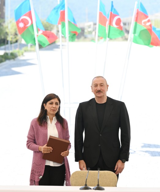 İlham Əliyev Kəlbəcər sakinlərinə mənzillərin açarlarını təqdim edib - YENİLƏNİB (FOTOLAR)