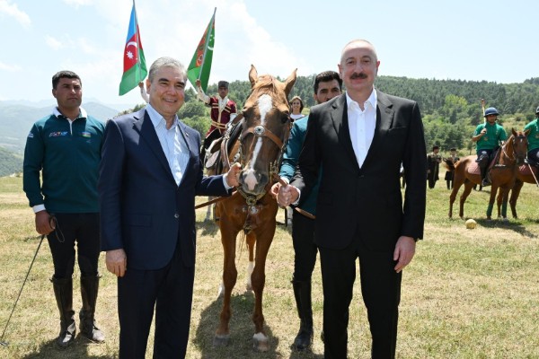 İlham Əliyevə “Axaltəkə” atıhədiyyə edildi