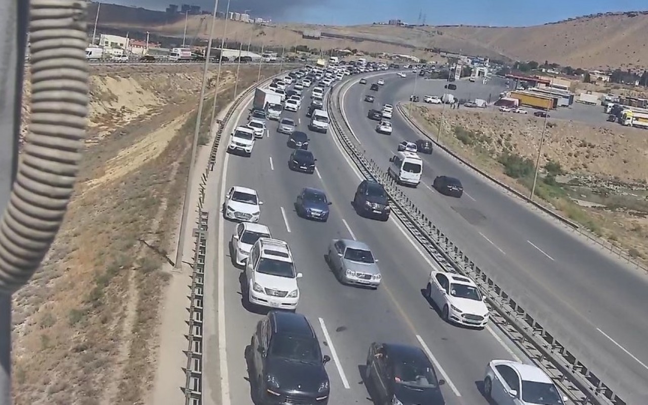 Yanğın Kənar Dairəvi yolda sıxlıqyaratdı Yanğın Kənar Dairəvi yolda sıxlıqyaratdı