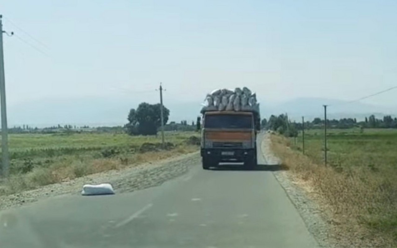 Avtomobil yolunda hərəkəti məhdudlaşdıran şəxs məsuliyyətə cəlbedildi Avtomobil yolunda hərəkəti məhdudlaşdıran şəxs məsuliyyətə cəlbedildi