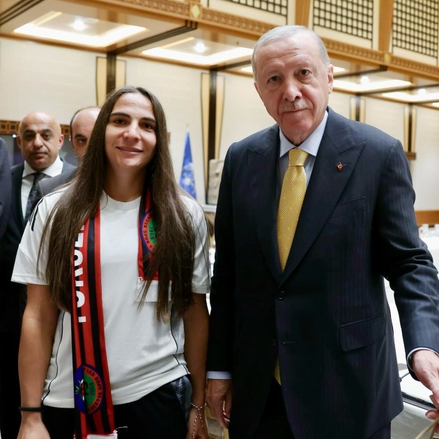 Ərdoğan Azərbaycan millisinin futbolçuları ilə görüşdü - FOTO