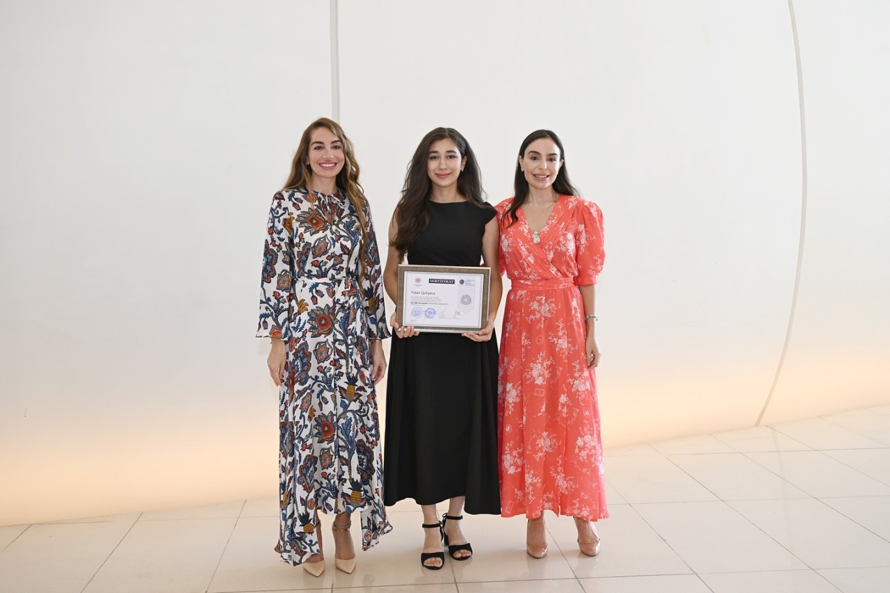 Leyla və Arzu Əliyeva tələbələrə sertifikatlarını təqdim etdilər - FOTOLAR