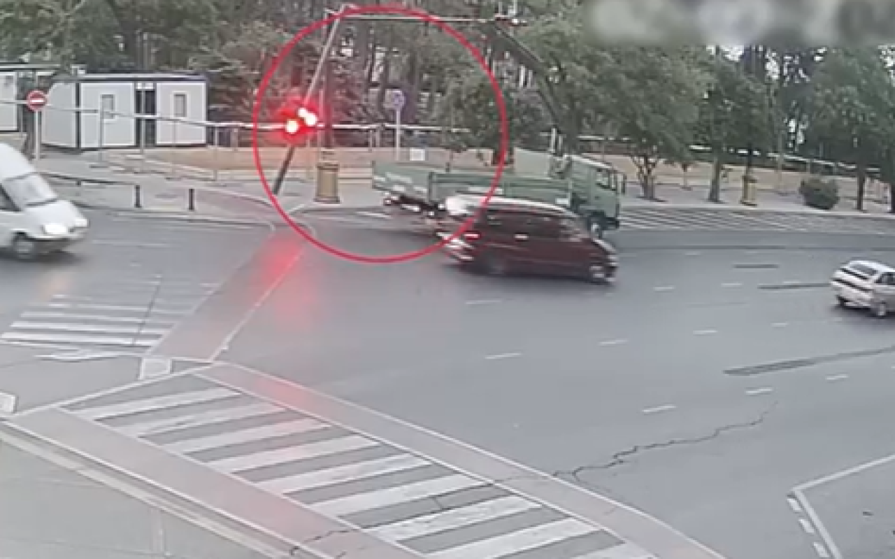 Bakıda yük maşını işıqforu qırdı- VİDEO