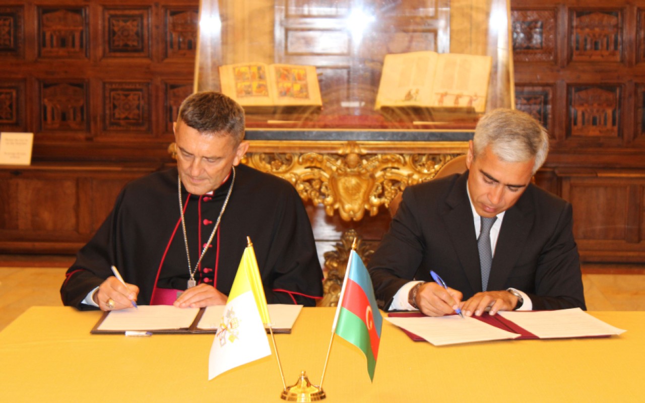 Heydər Əliyev Fondu ilə Apostol Kitabxanası və Arxivi arasında memorandum imzalandı- FOTO