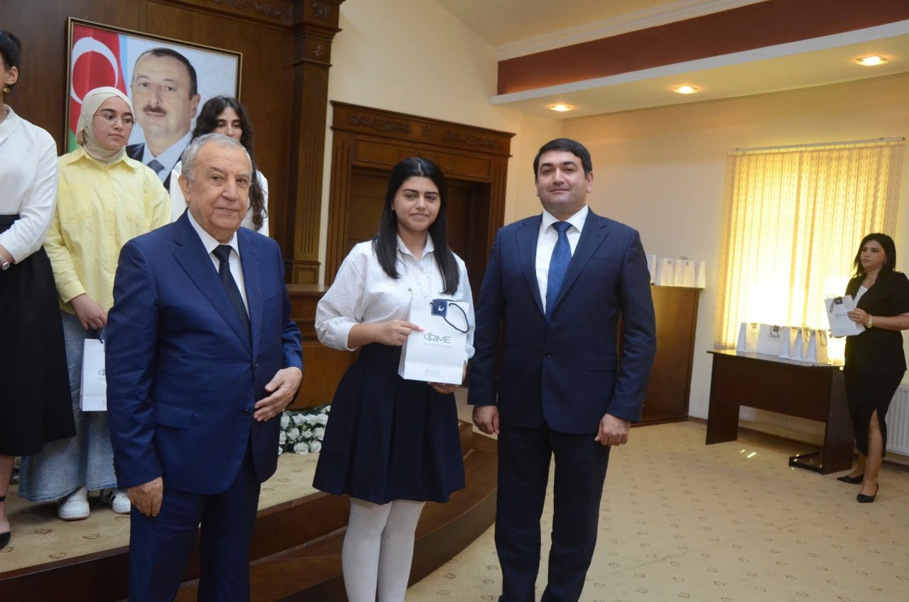 Qəbul imtahanlarında yüksək bal toplayan məzunlarla görüş keçirildi - FOTOLAR