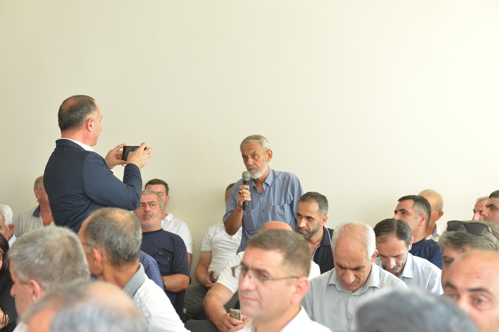 Taleh Qaraşov sakinlərin qayğı və problemlərini dinləyib - FOTOLAR