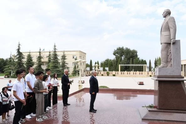 İcra başçısı Vaqif Həsənov yüksək bal toplayan abituriyentlərlə görüşdü - FOTOLAR