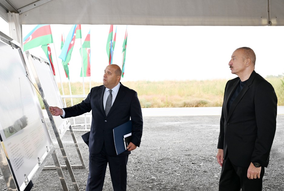 Prezident Qaraxanbəyli kəndinin təməlini qoydu - FOTOLAR