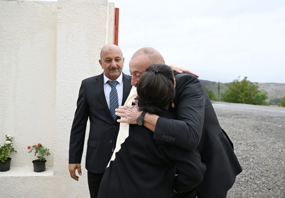 Prezident Sos sakininin evində oldu - FOTOLAR