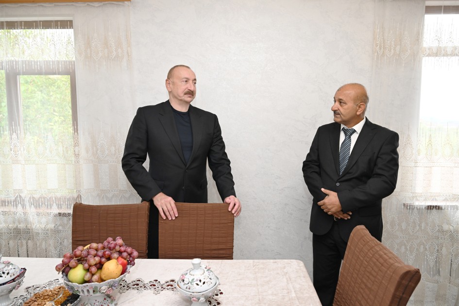 Prezident Sos sakininin evində oldu - FOTOLAR