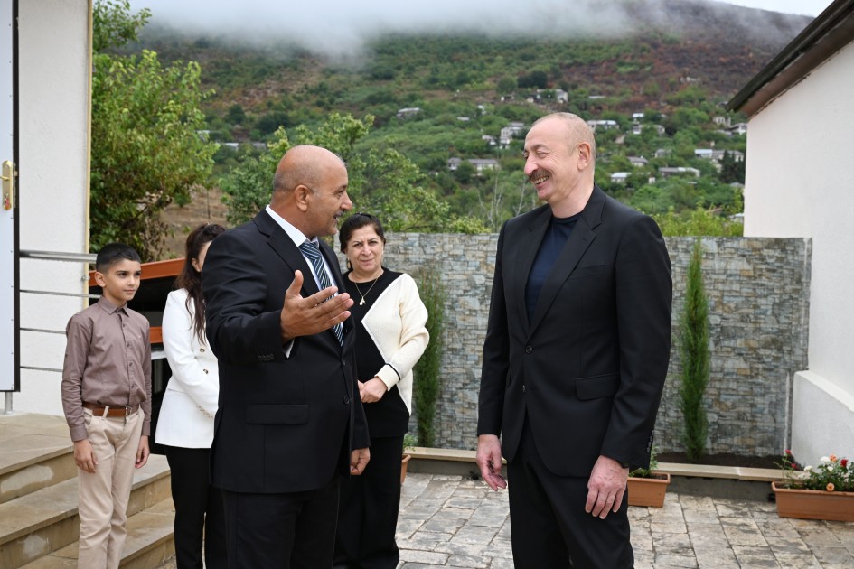 Prezident Sos sakininin evində oldu - FOTOLAR