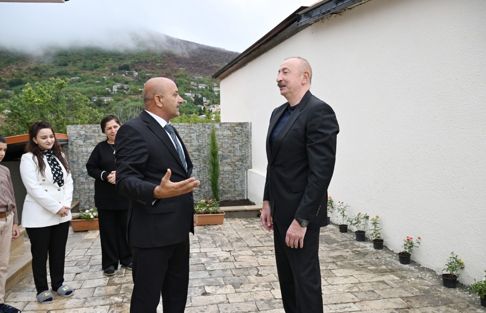 Prezident Sos sakininin evində oldu - FOTOLAR
