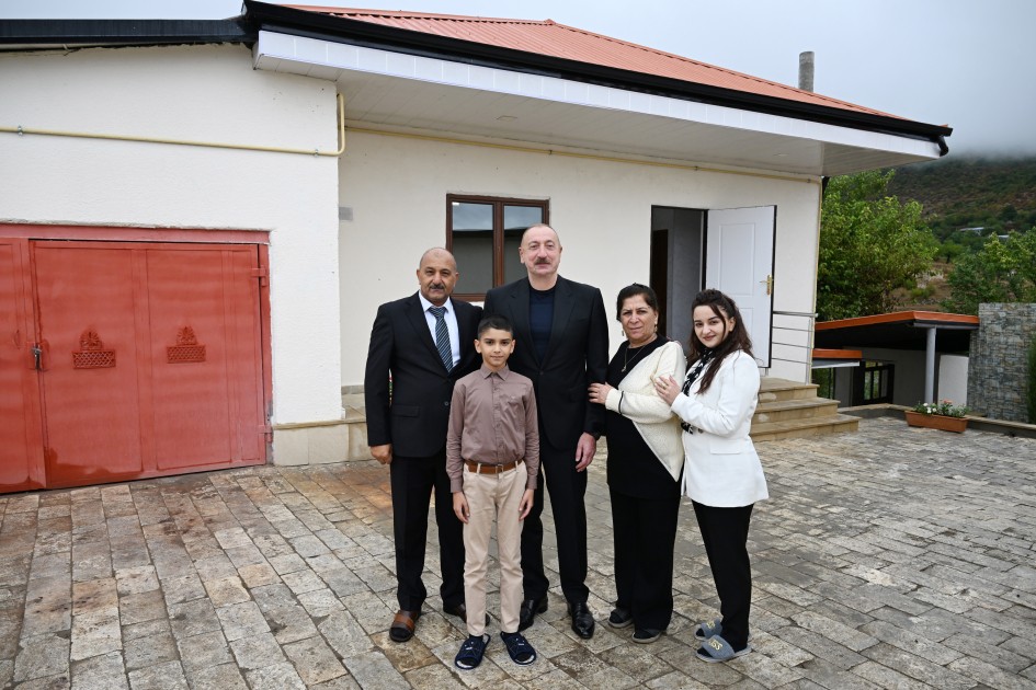 Prezident Sos sakininin evində oldu - FOTOLAR