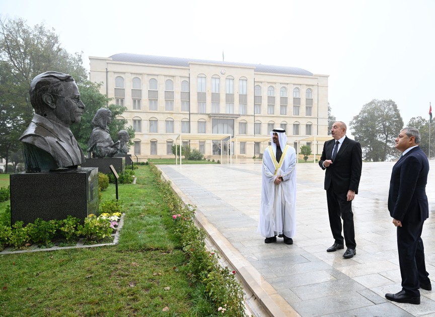 Prezidentlər güllələnmiş heykəllərə baxıblar - FOTOLAR