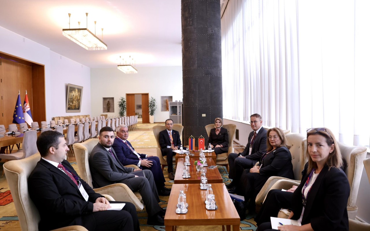 Türkiyəli nazir erməni həmkarı ilə görüşdü 