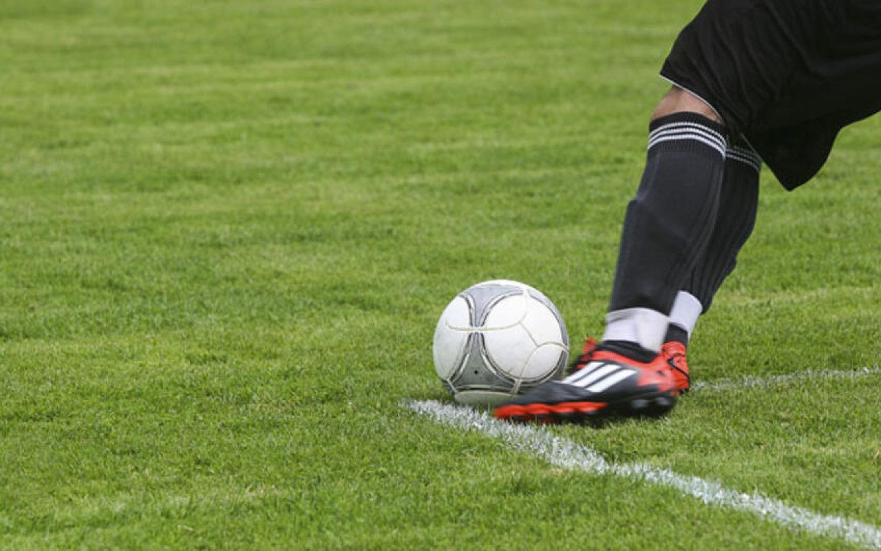 İngiltərədə futbolçunun ürəyi dayandı 