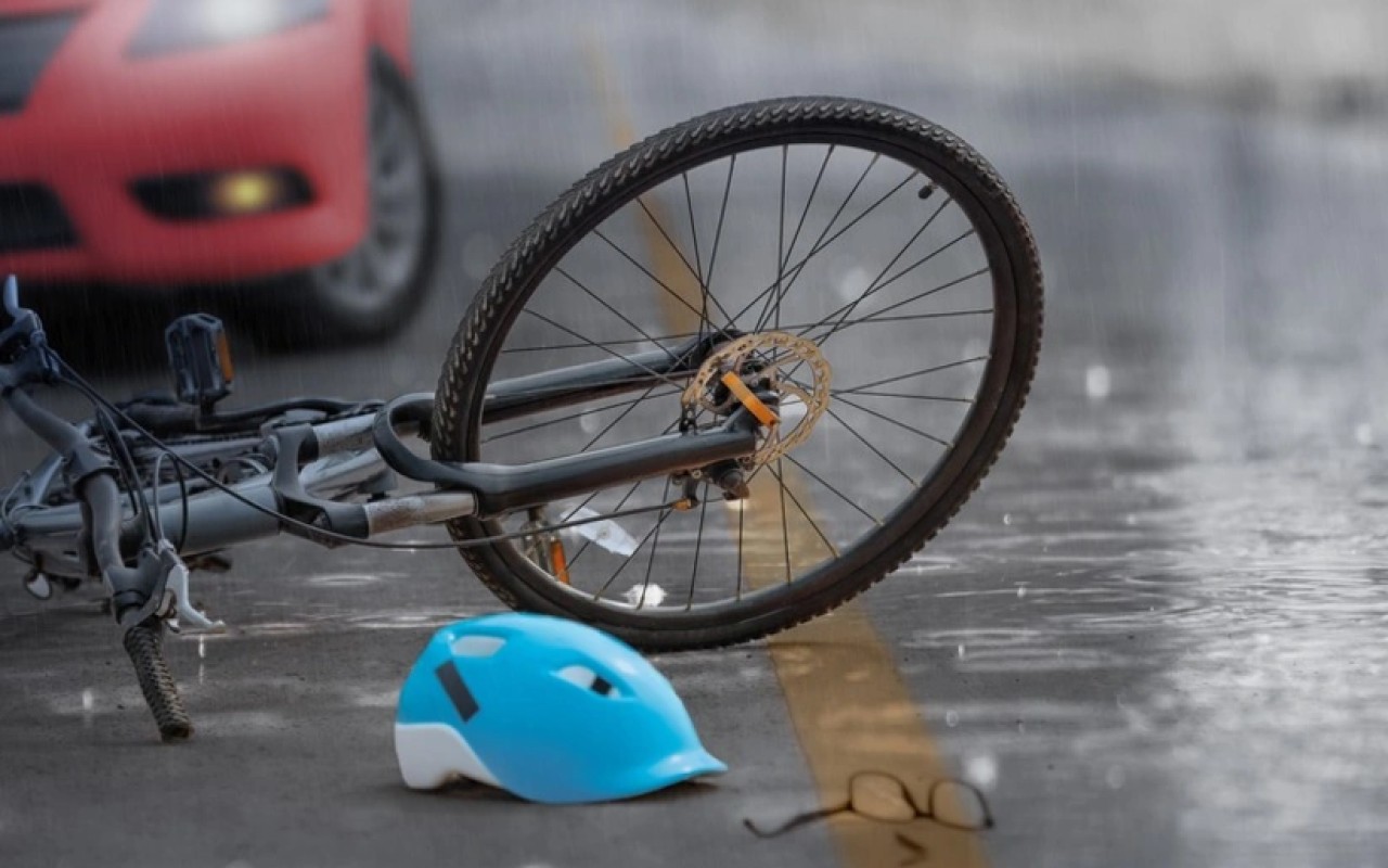 Lənkəranda avtomobil velosipedçini vurdu 