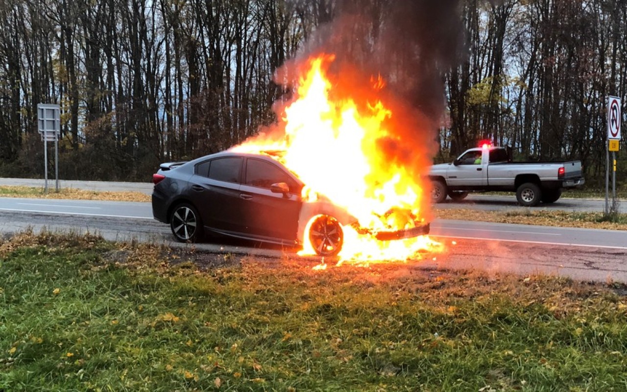 Gəncədə hərəkətdə olan "Passat" yandı