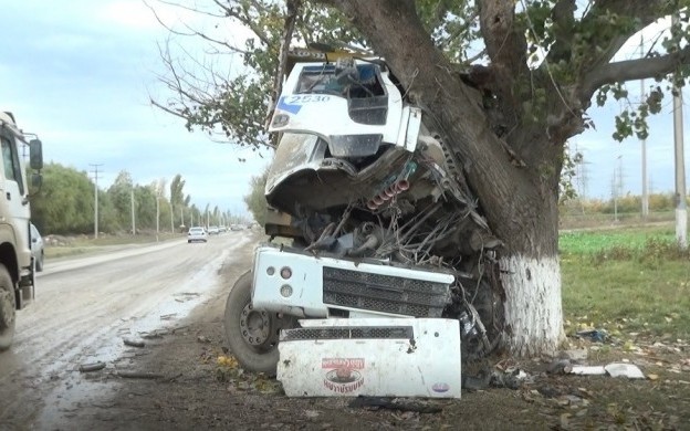 Ağdaşda yük maşını qəza törətdi 