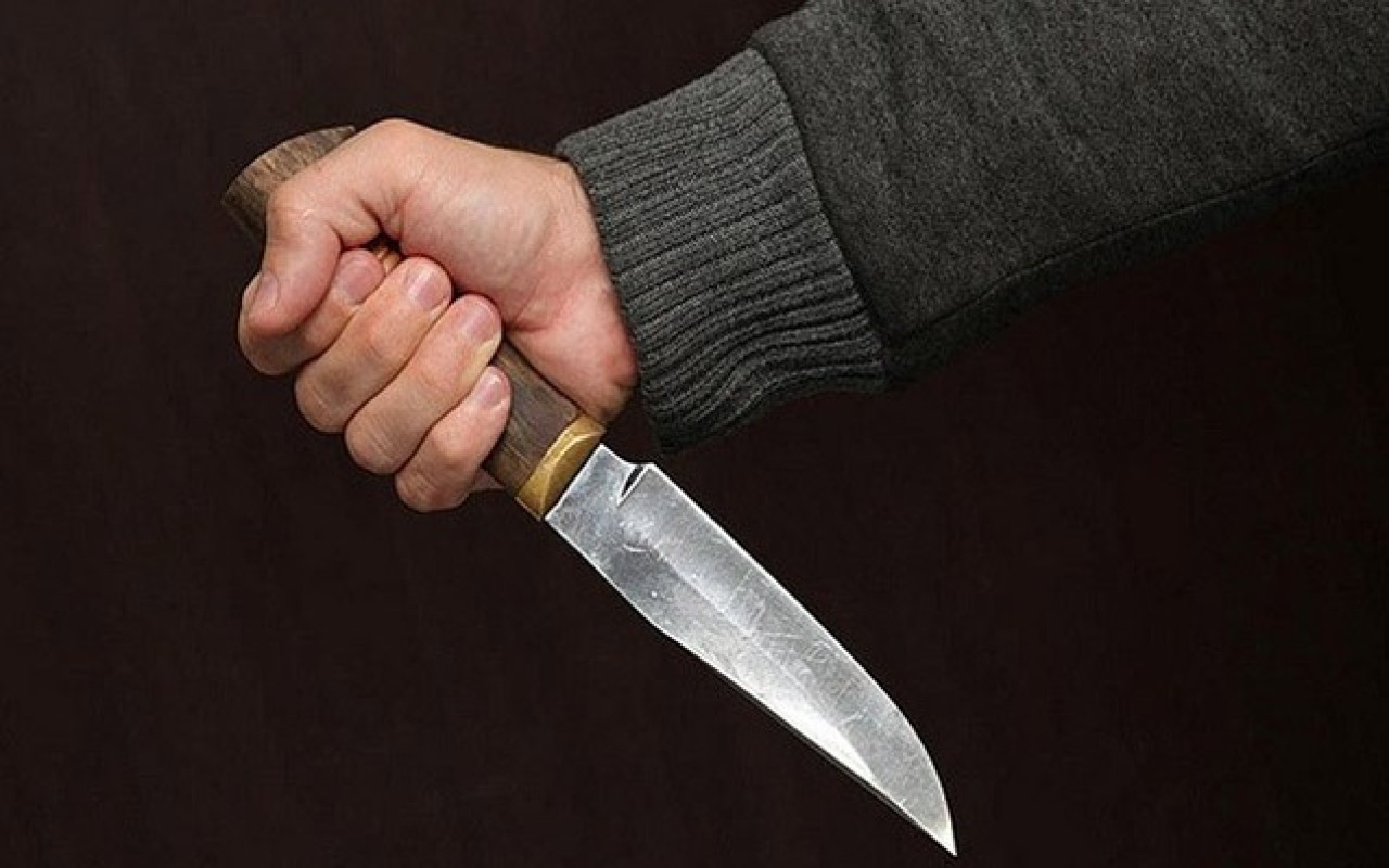 Gəncədə kişi ehtiyatsızlıqdan bıçaq xəsarəti aldı