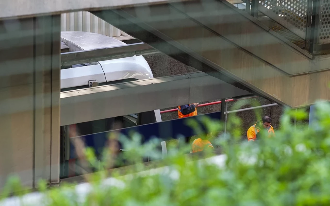 İzmirdə metro qatarı relsdən çıxdı 