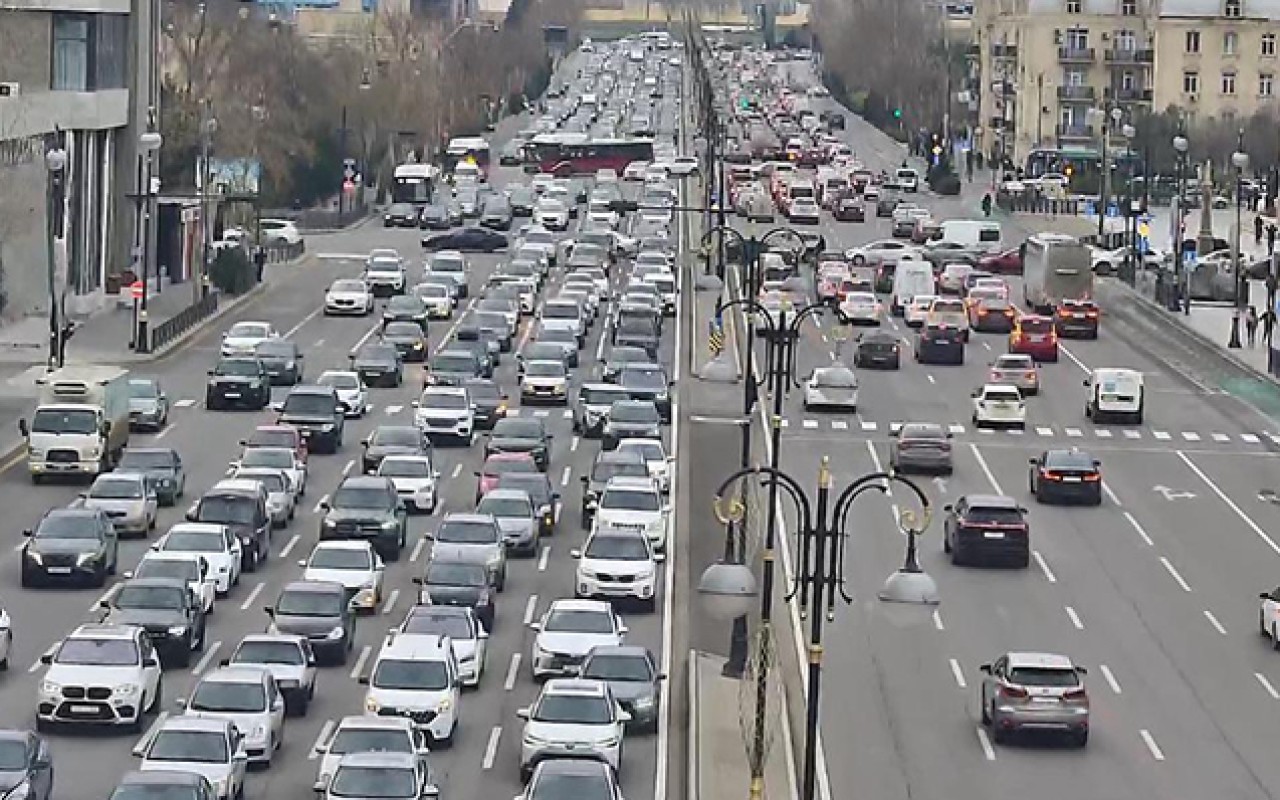 Bakı aprel ayına tıxacla başladı 