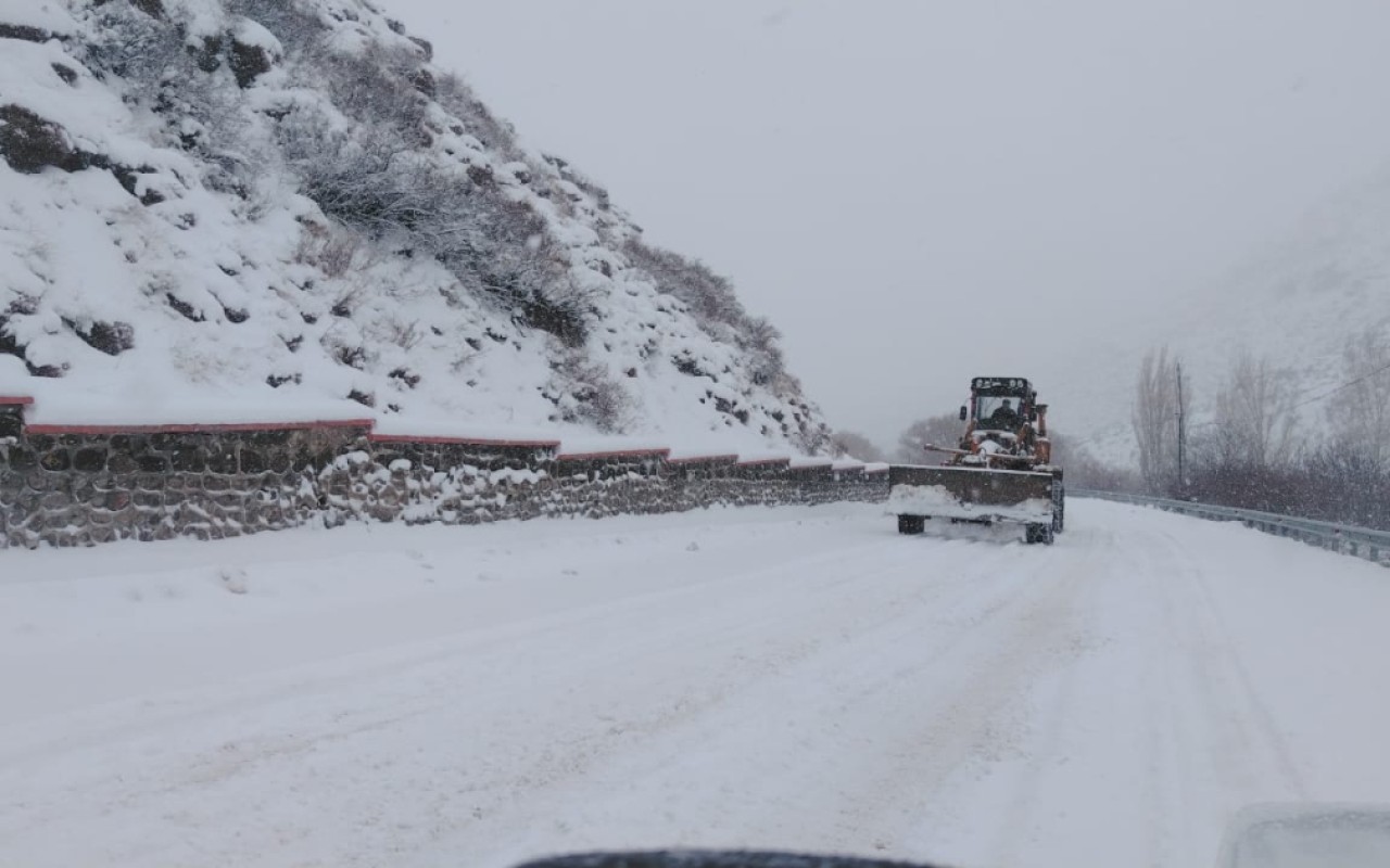 Yollar qar və buzdan təmizlənir - AAYDA