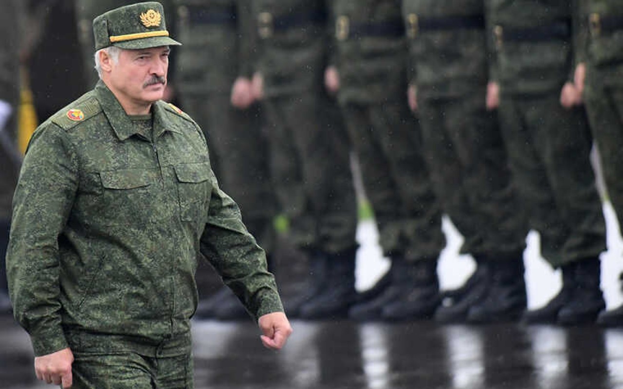 Lukaşenko Belarus ordusunun yoxlanmasını əmr etdi