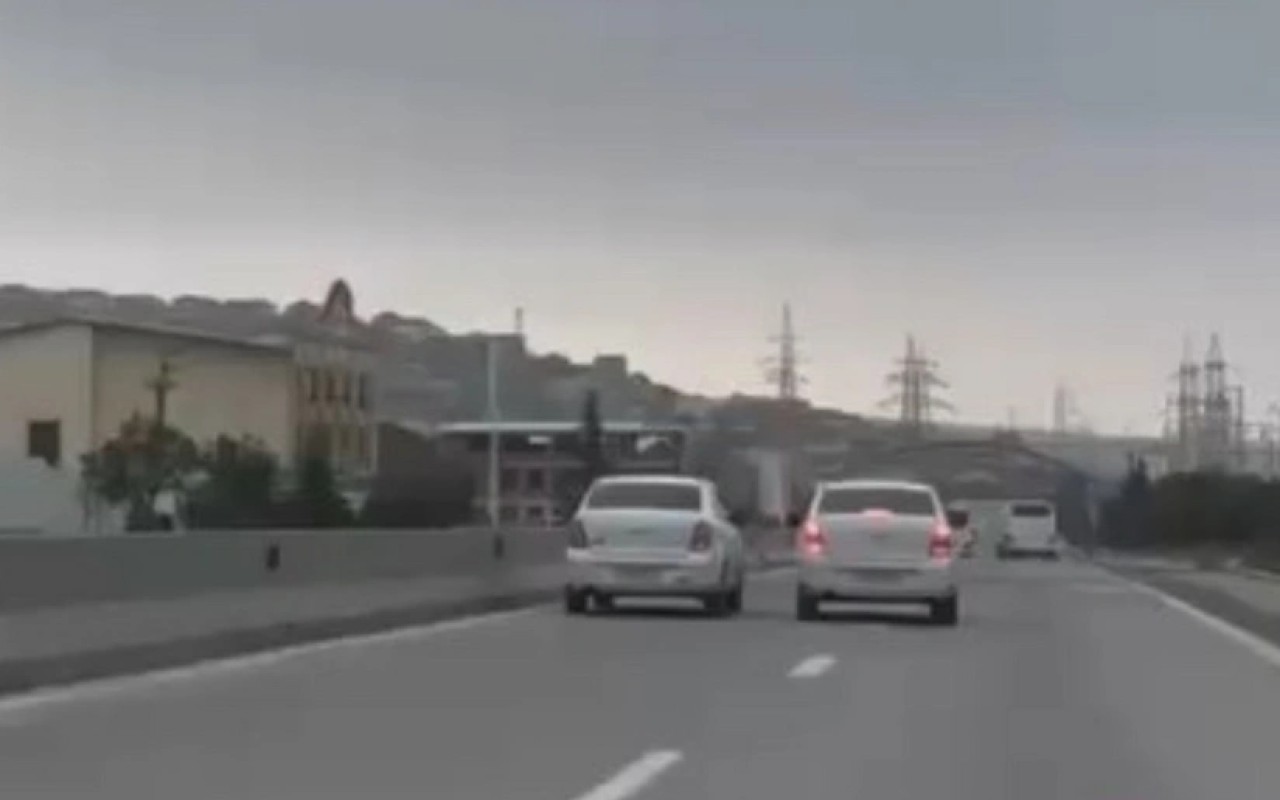 Yolda sürət yarışı təşkil edən sürücülər saxlanıldı 