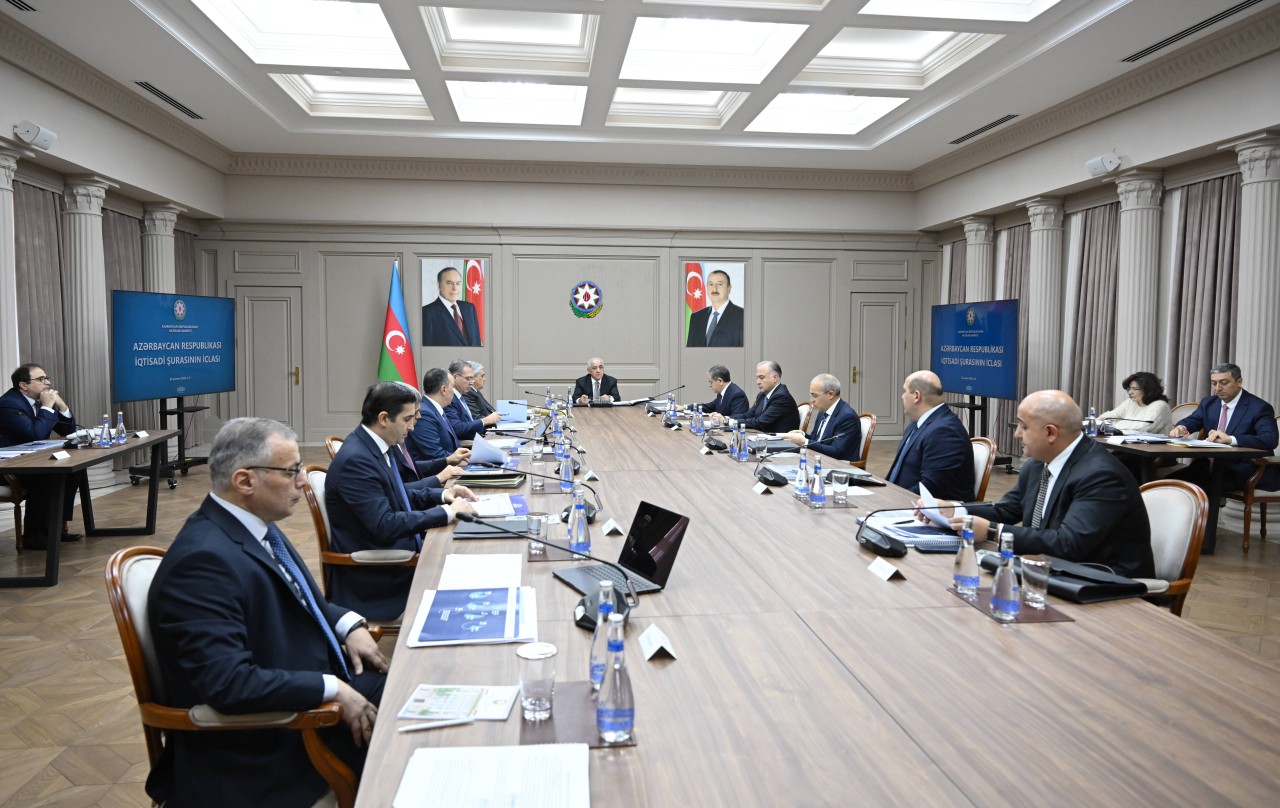 Əli Əsədov iclas keçirdi, tapşırıqlar verdi (FOTOLAR)