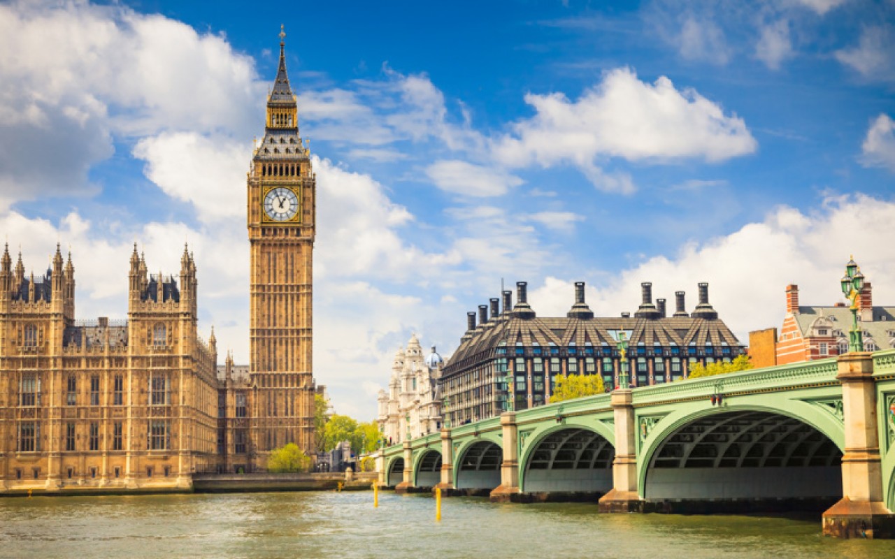 Rus diplomat Londondan qovuldu 
