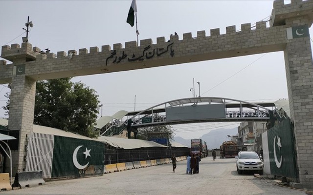 Pakistan hava limanlarını bağladı 