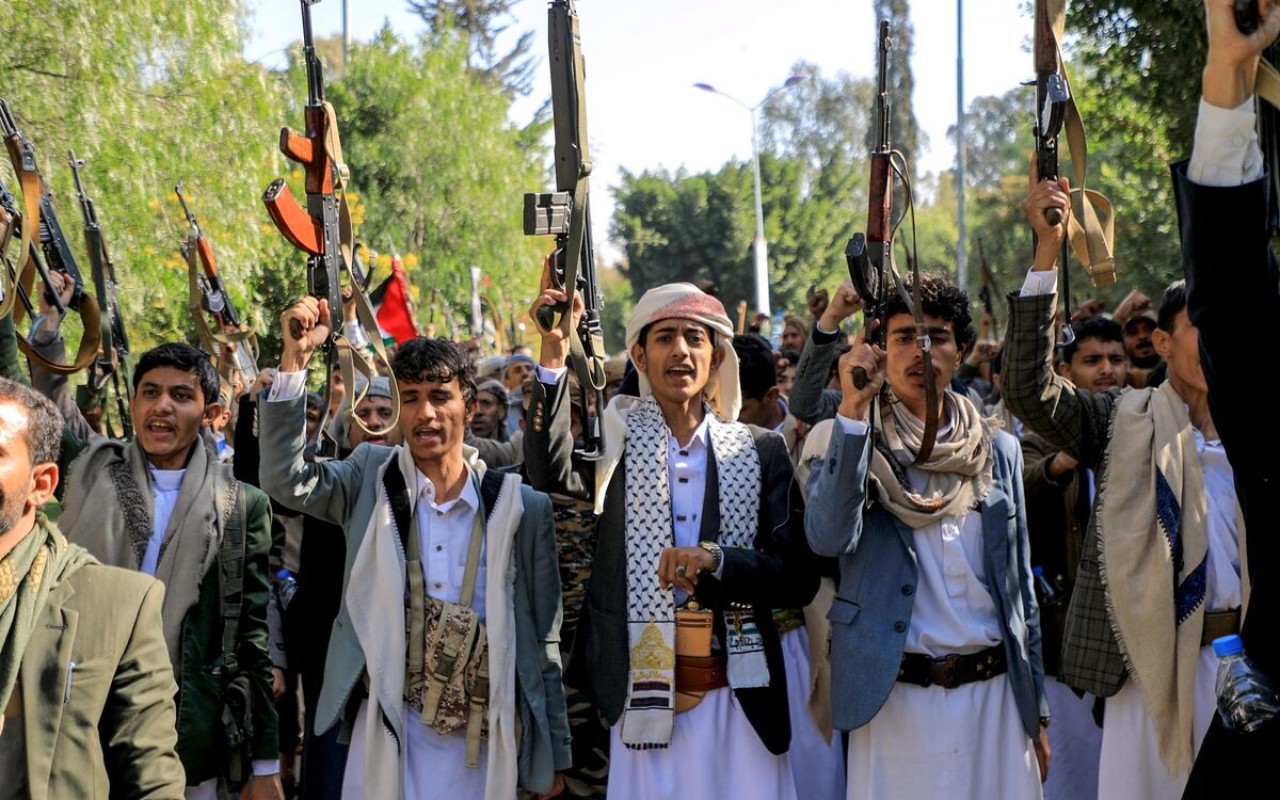 "İsrailin həssas hərbi hədəflərini vurduq" - Husilər