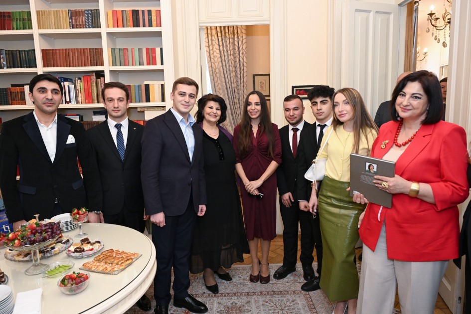 Leyla və Alena Əliyevalar kitab təqdimatında - FOTOLAR