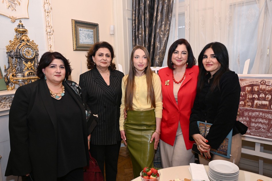 Leyla və Alena Əliyevalar kitab təqdimatında - FOTOLAR