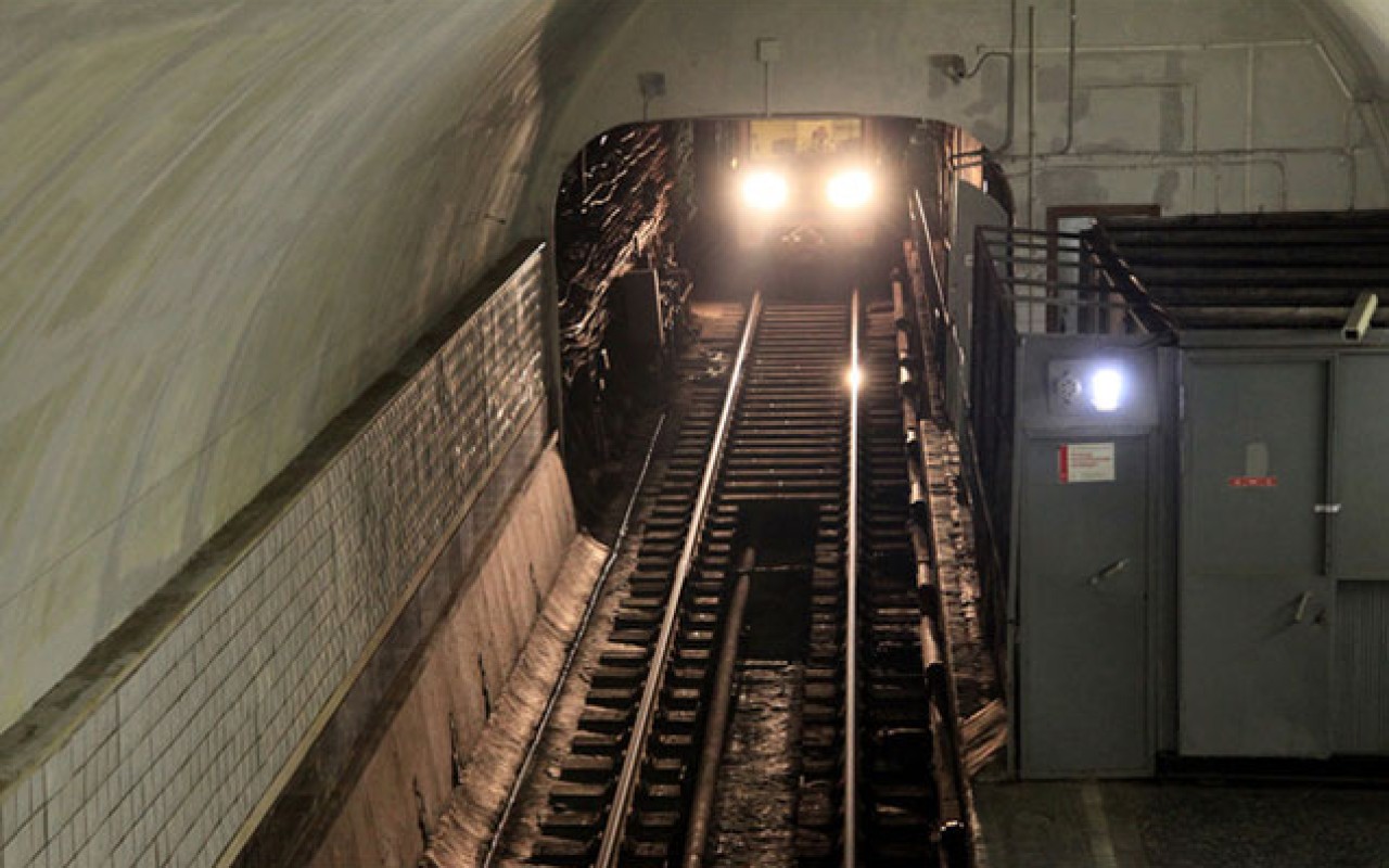 Metroda 4 qatar tuneldə qalıbmış 