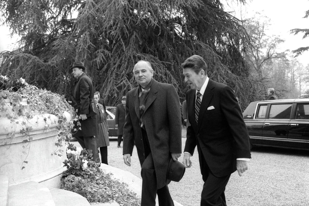Qorbaçov və Reyqanın görüşdüyü villa milyonlarla dollara satıldı (FOTO)