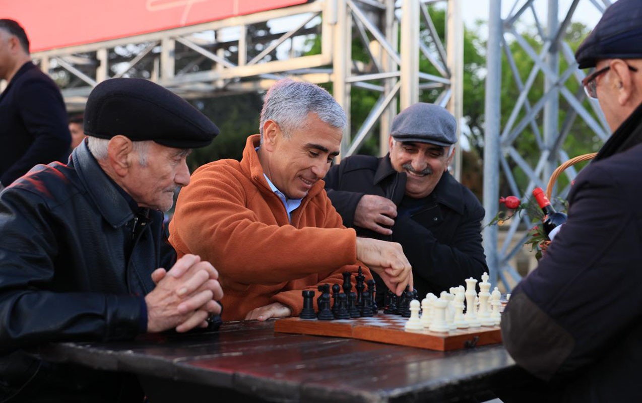 Prezidentin köməkçisi təqaüdçülərlə şahmat oynadı - FOTO Prezidentin köməkçisi təqaüdçülərlə şahmat oynadı - FOTO