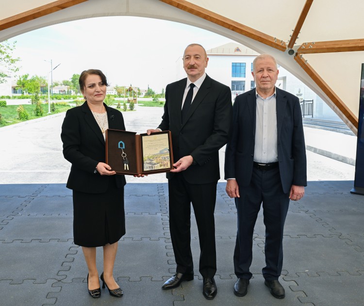 İlham Əliyev onlara evlərinin açarını verdi - FOTOLAR