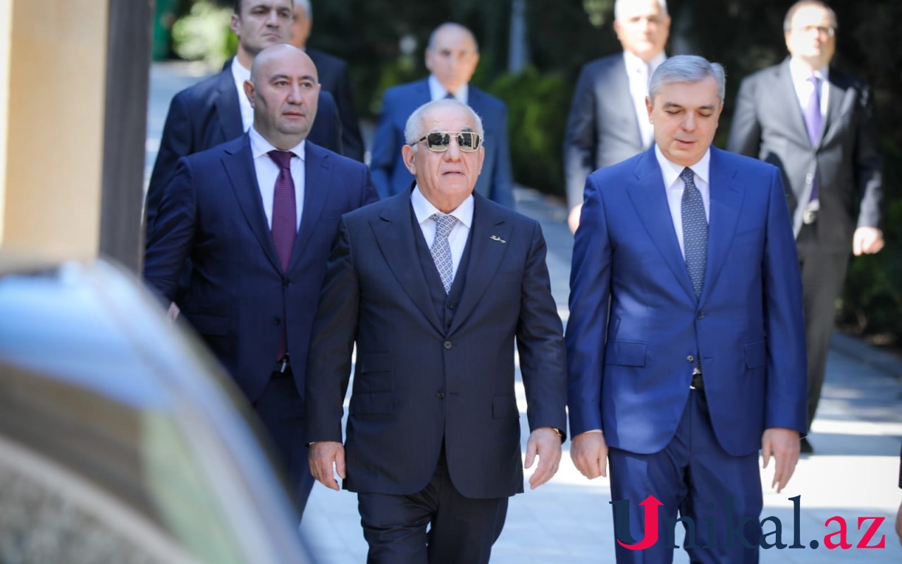 Dövlət rəsmiləri Heydər Əliyevin məzarını ziyarət etdilər -