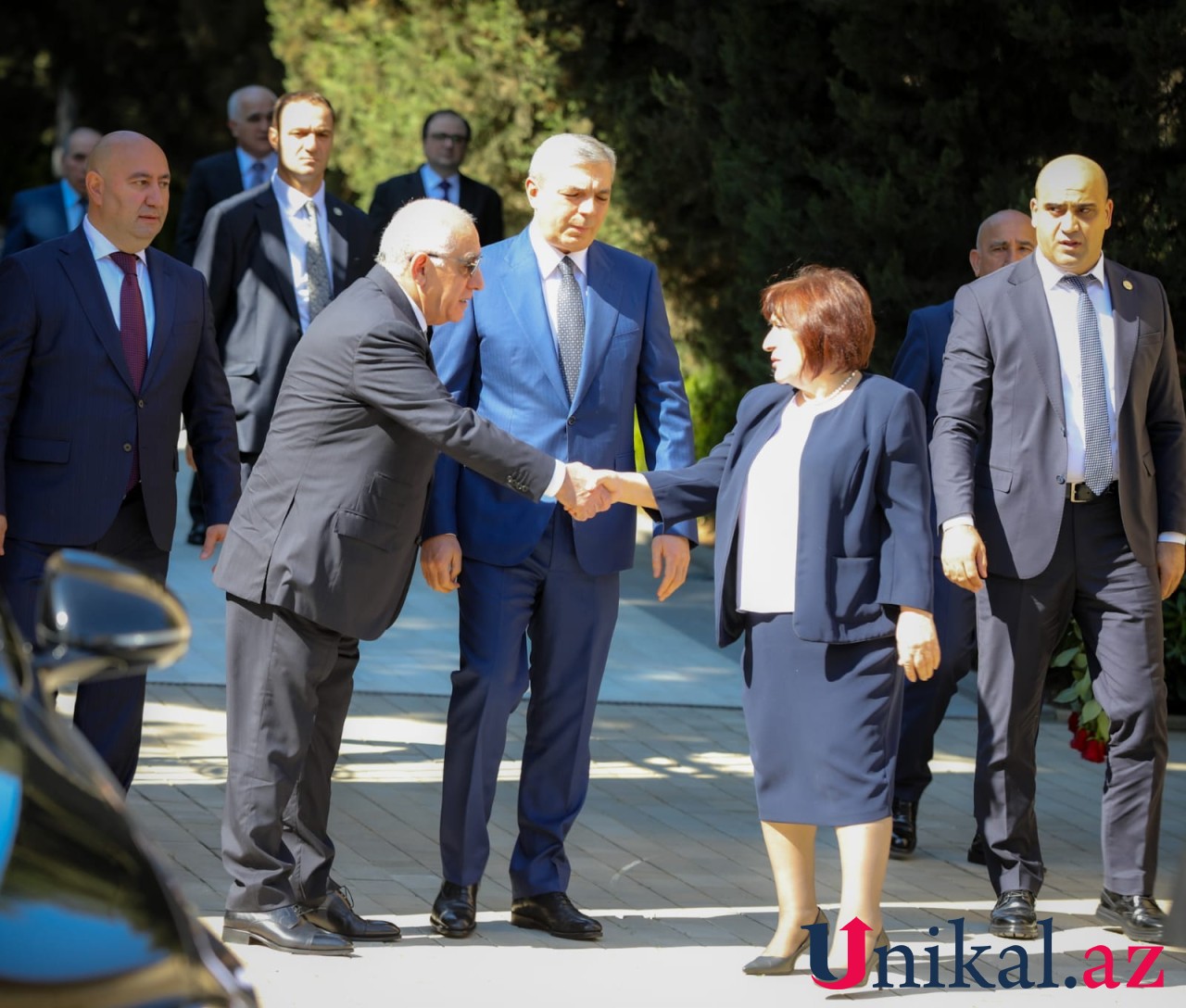 Dövlət rəsmiləri Heydər Əliyevin məzarını ziyarət etdilər - FOTOLAR Dövlət rəsmiləri Heydər Əliyevin məzarını ziyarət etdilər - FOTOLAR