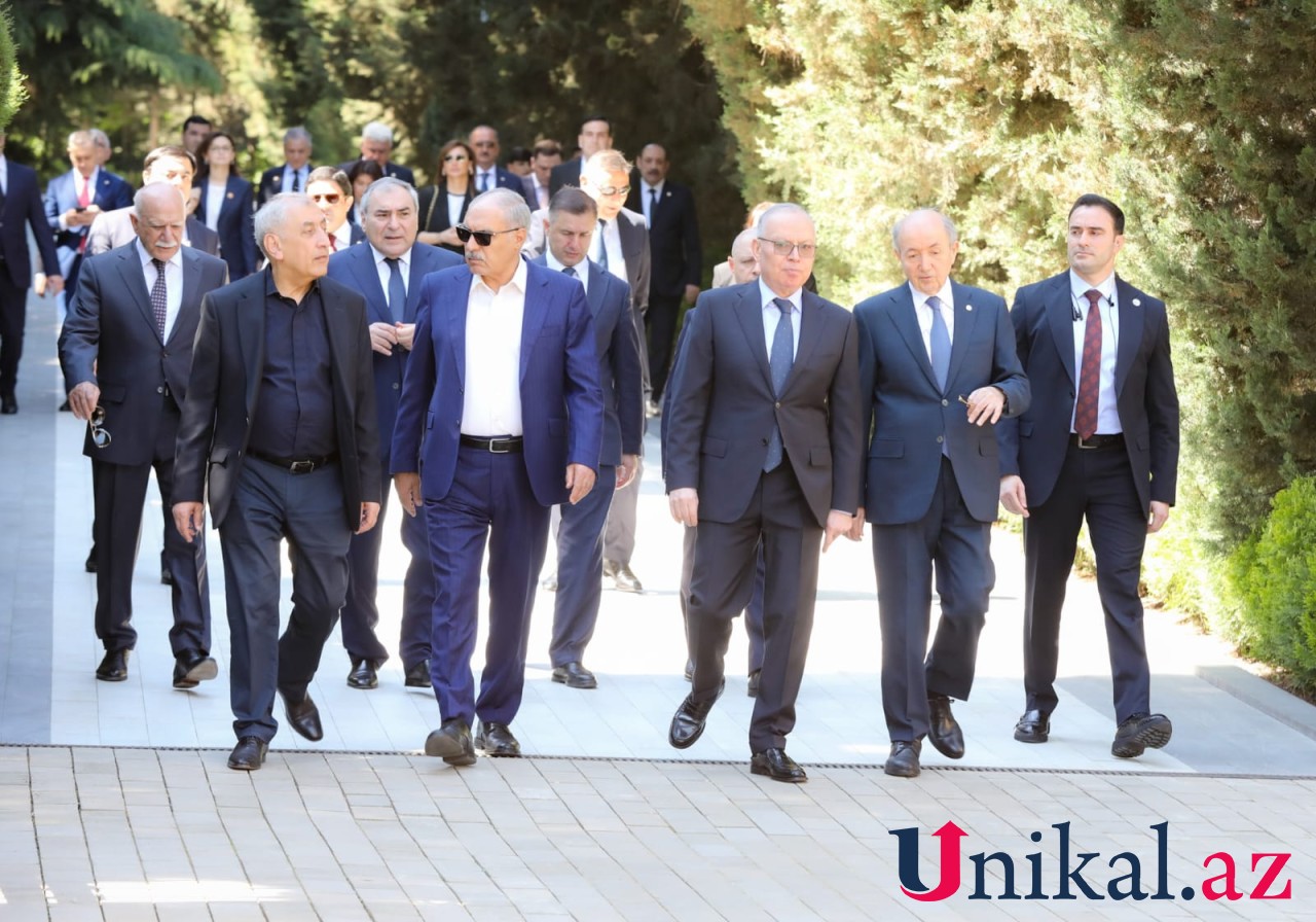 Dövlət rəsmiləri Heydər Əliyevin məzarını ziyarət etdilər - FOTOLAR Dövlət rəsmiləri Heydər Əliyevin məzarını ziyarət etdilər - FOTOLAR