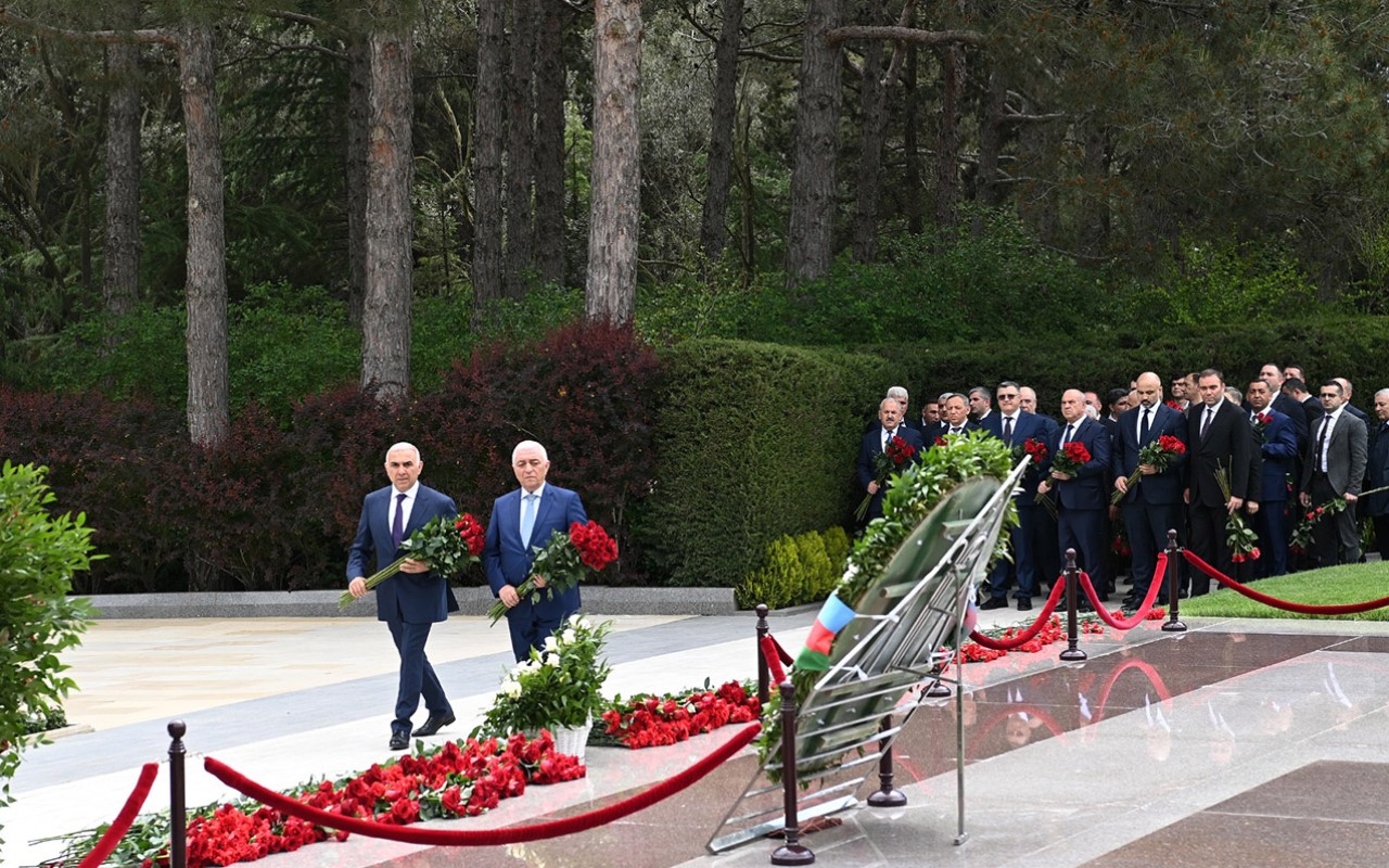 “AzərEnerji” və “Azərişıq” kollektivləri Ulu Öndərin məzarını ziyarət etdi -