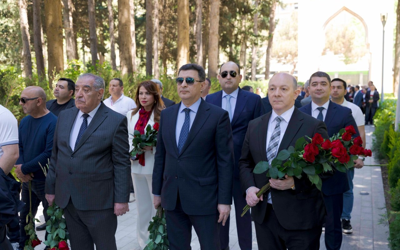 ATU rəhbərliyi Ulu Öndərin məzarını ziyarət edib -