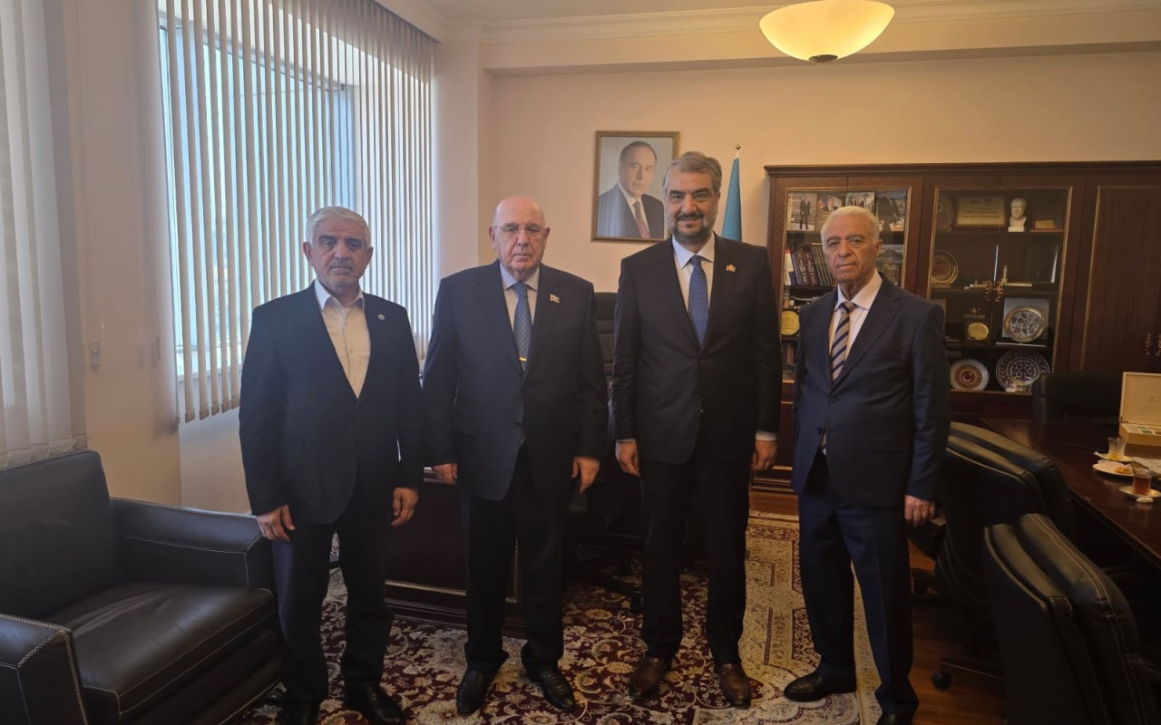 Əhliman Əmiraslanov onlarla görüş keçirdi -