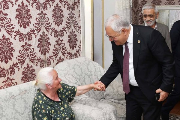 Vaqif Həsənov şəhid ailəsini evində ziyarət edib -