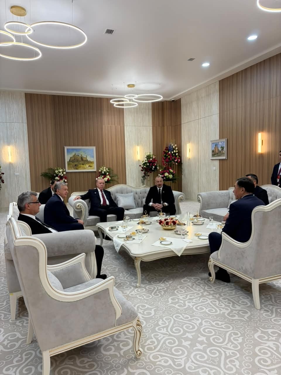 Liderlər çay süfrəsində - FOTOLAR Liderlər çay süfrəsində - FOTOLAR